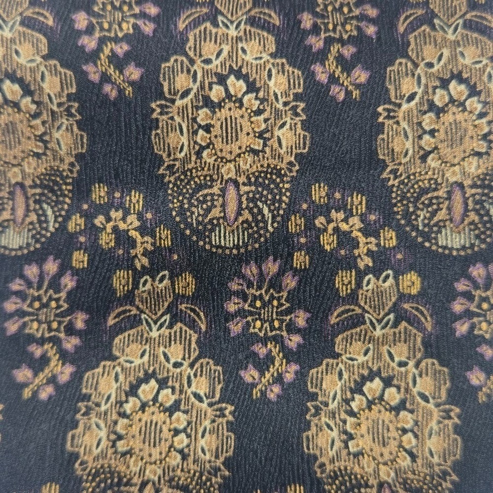 The Metropolitan Museum of Art Black and Gold Tapestry Medallion 100% Silk Tie - Picture 2 of 7